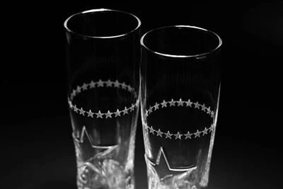 ZGS Glass מגדירה מחדש את תקני התעשייה עם קידוחי לייזר מתקדמים עבור כלי זכוכית...